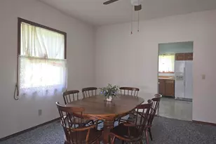 237 W Locust St, Carthage, IL 62321 - Photo 6