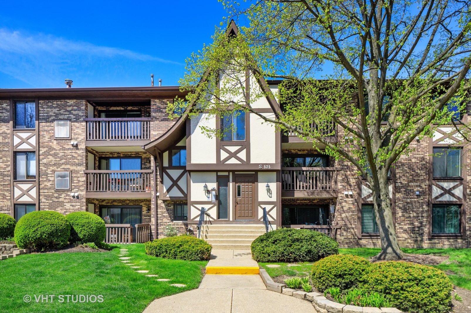 525 Cumnor Rd, Westmont, IL 60559-6311