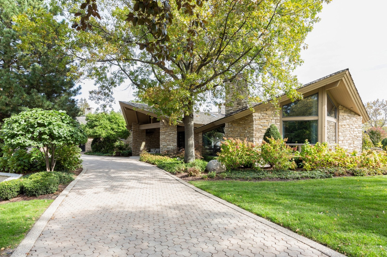 606 Midwest Club Pkwy, Oak Brook, IL 60523-2530