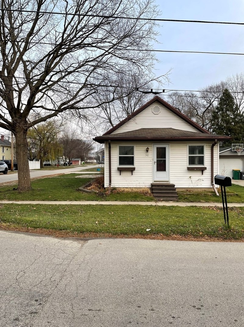 348 Market St, Seneca, IL 61360-9342