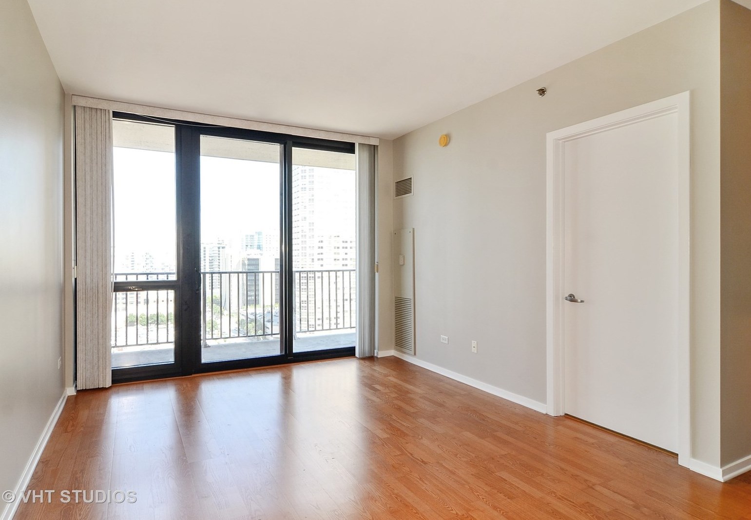 210 S Desplaines St Apt 1407, Chicago, IL 60661