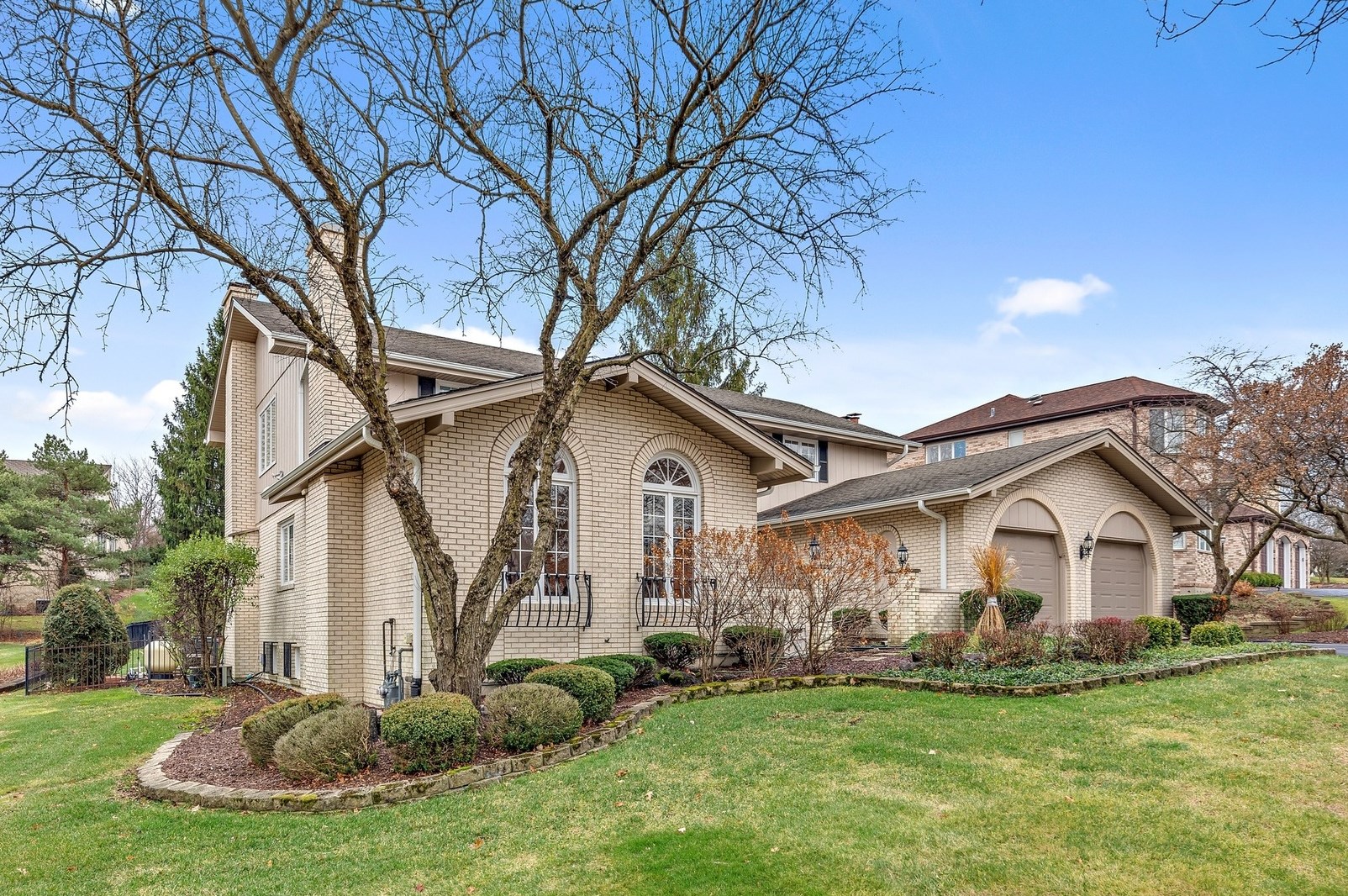 327 Hambletonian Dr, Oak Brook, IL 60523-2619