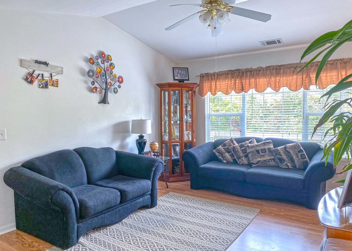 928 Village Dr, Volo, IL 60073-2495