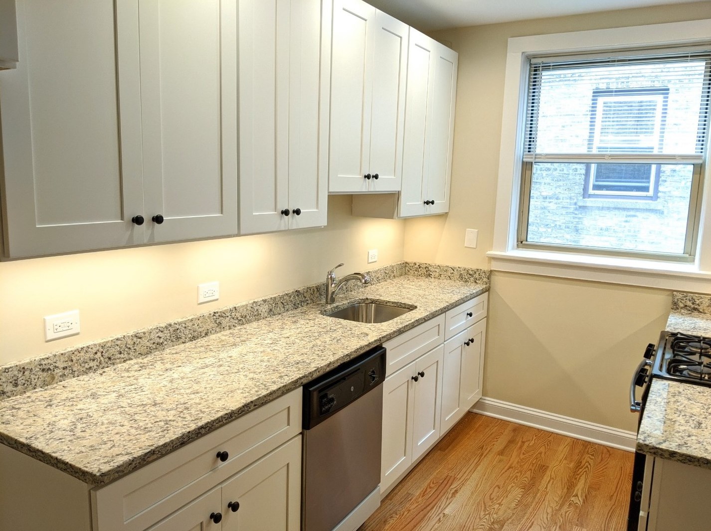 914 Crain St Apt B-2s, Evanston, IL