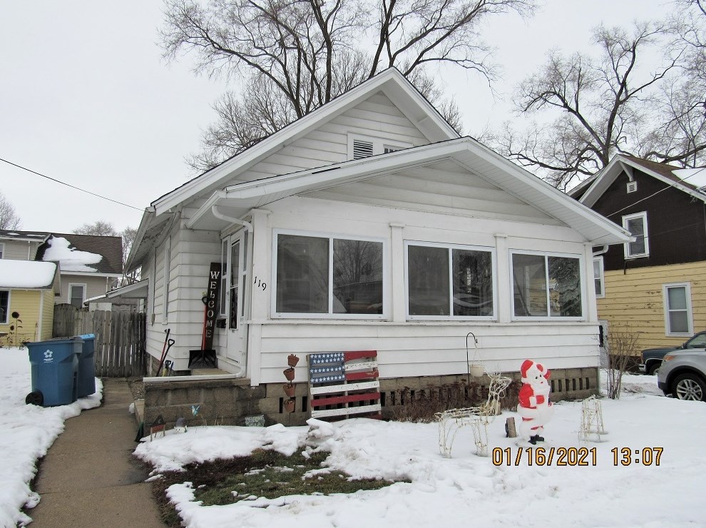 119 College Ave, Nelson, IL 61021-2731