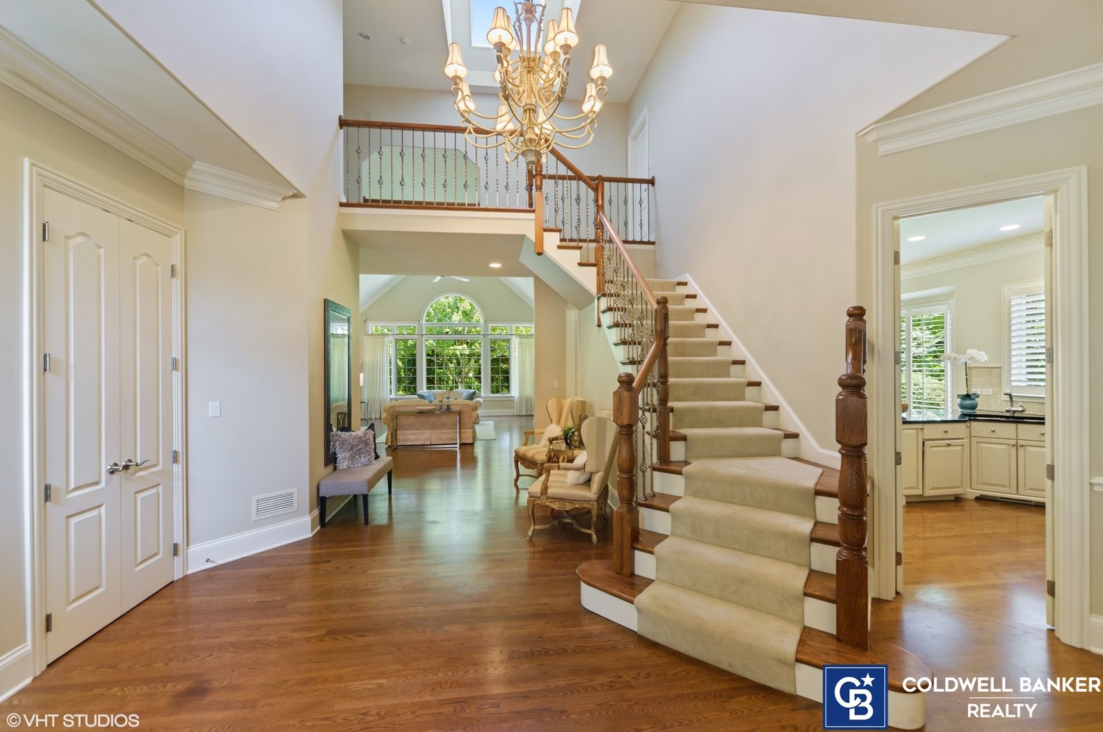 11 Forest Gate Cir, Oak Brook, IL 60523-2129