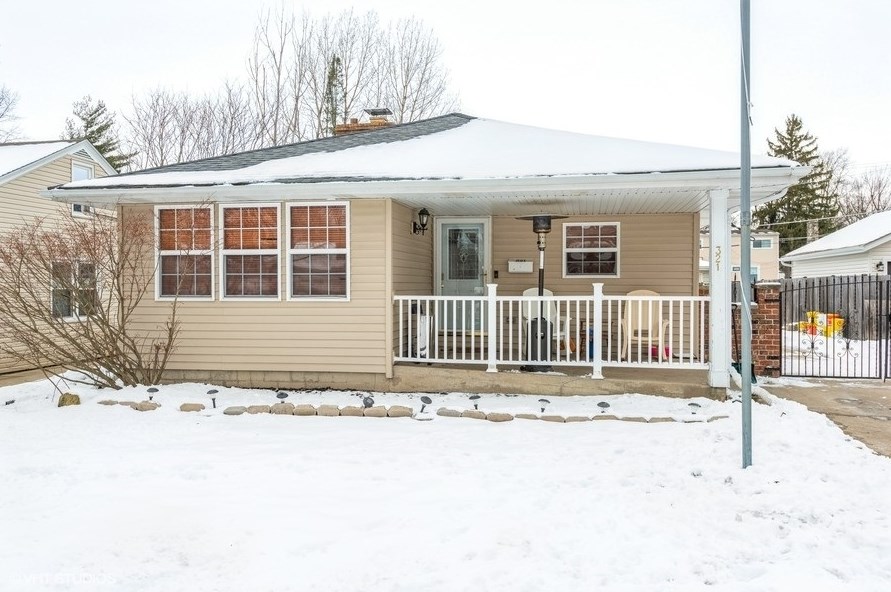 321 Elmwood Dr, Aurora, IL 60506-4925