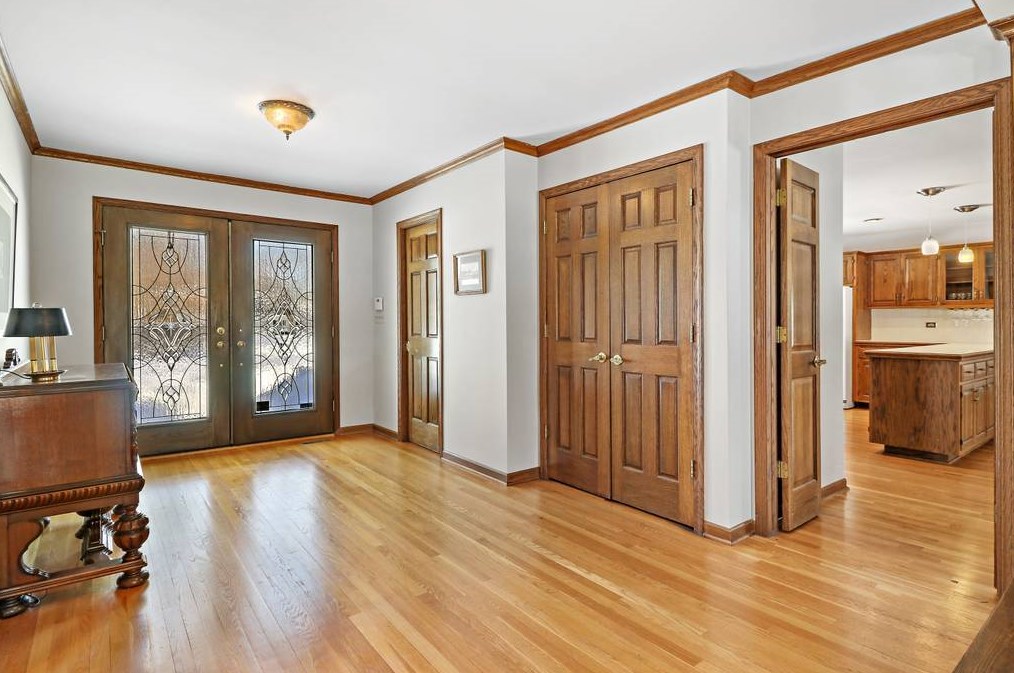 2201 Harrow Gate Dr, Hoffman Estates, IL 60010-5428