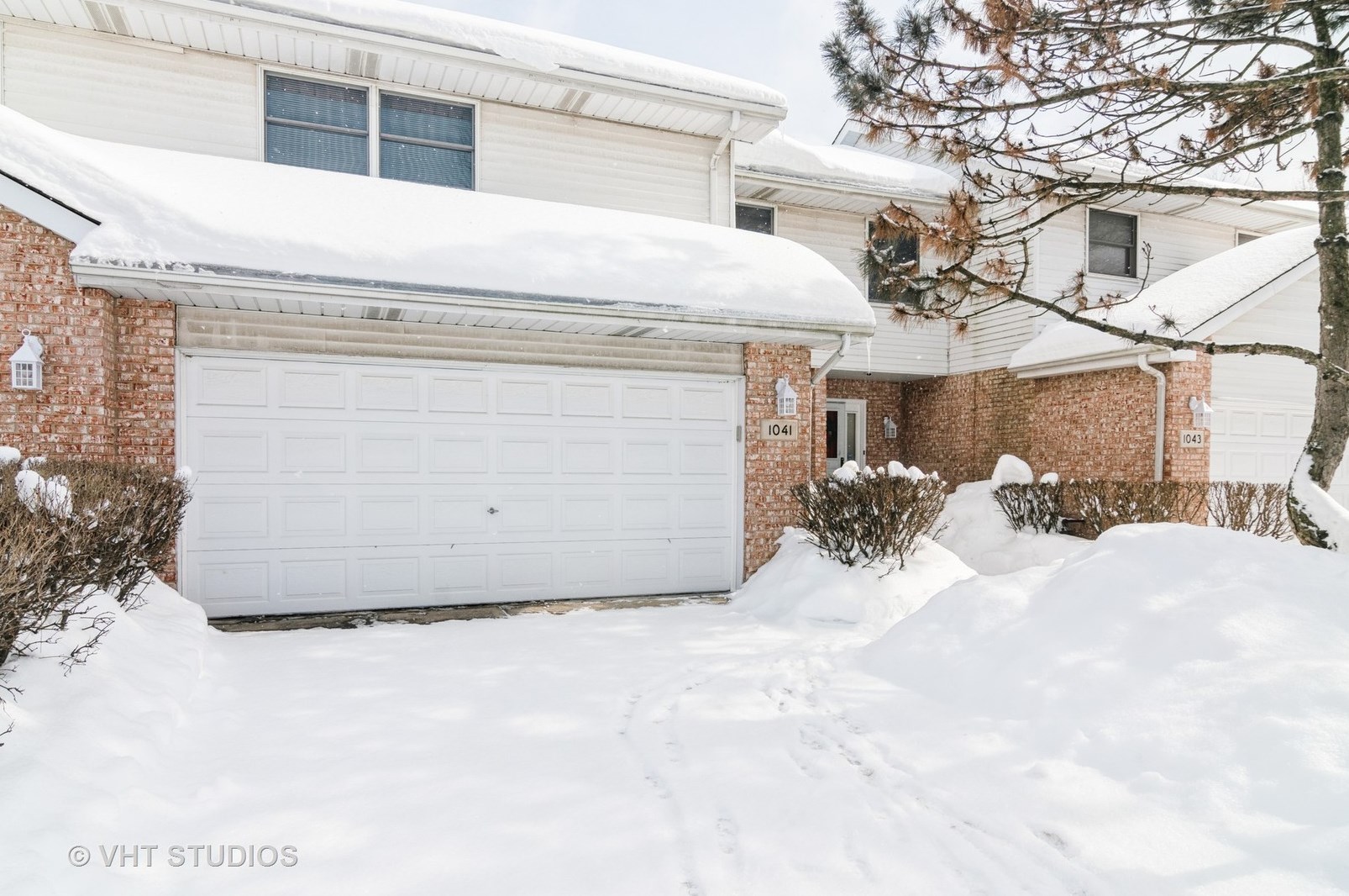 1041 Pinewood Dr, Downers Grove, IL 60516-3822