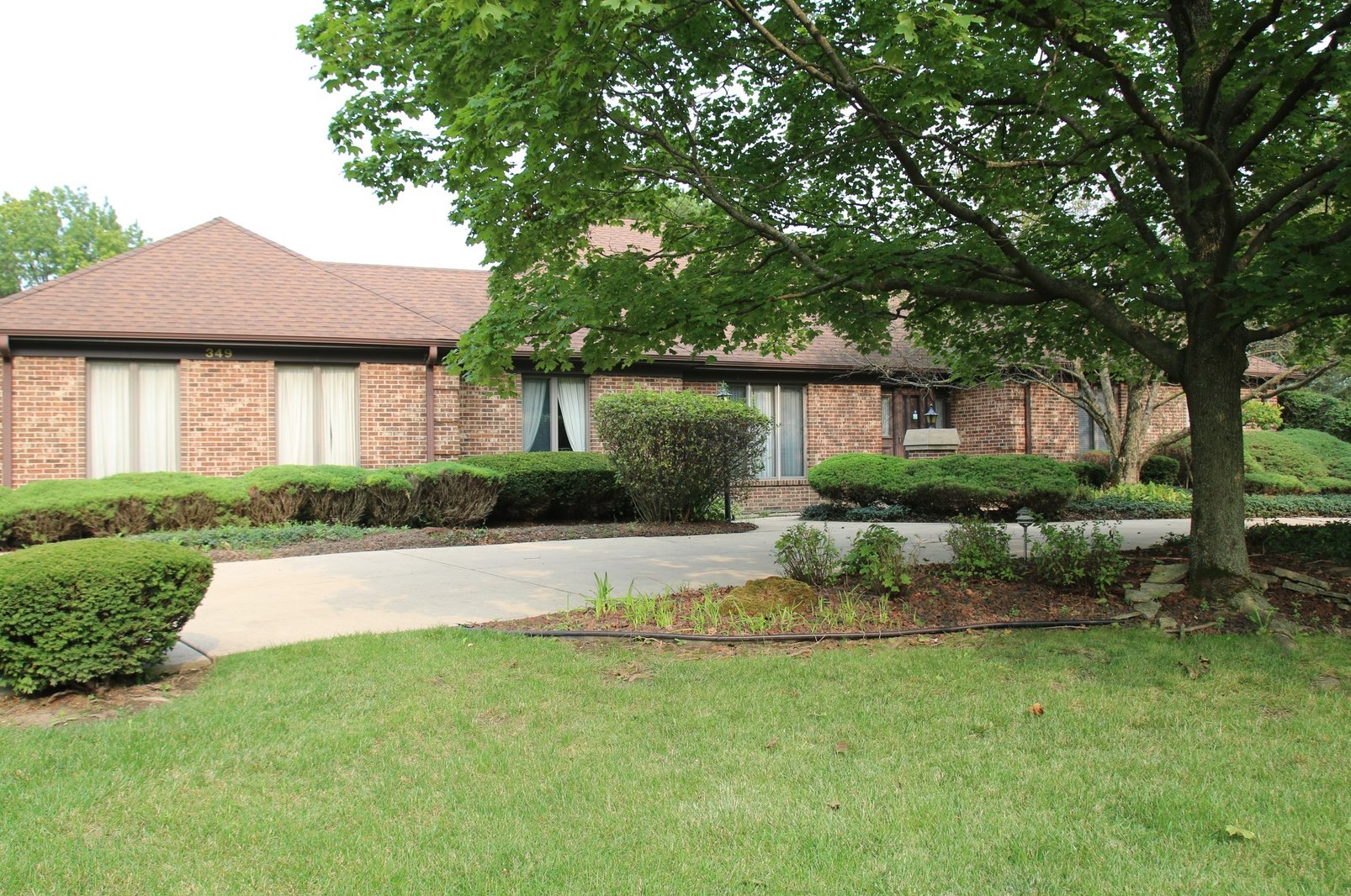 349 Hambletonian Dr, Oak Brook, IL 60523-2645
