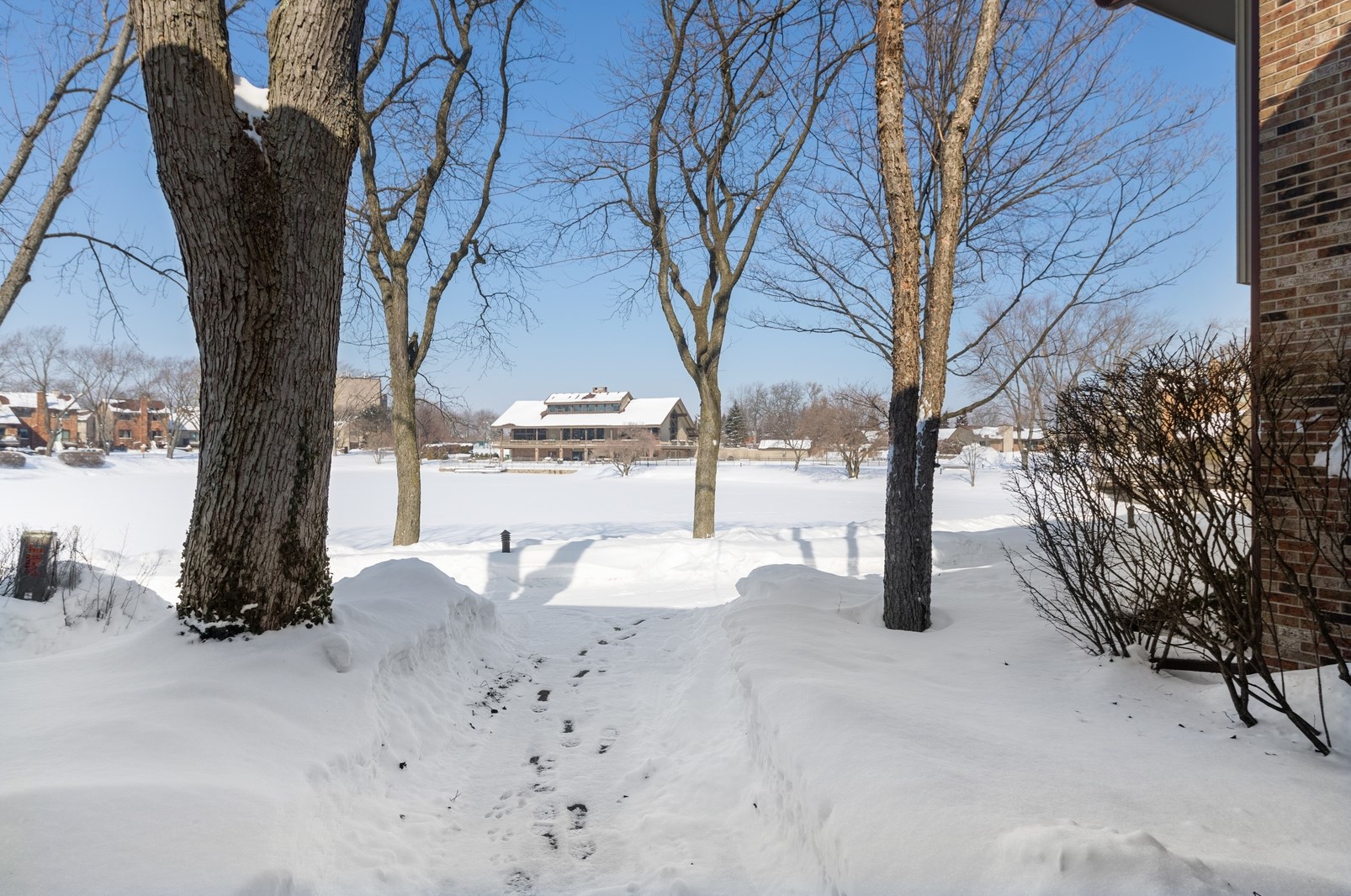 6 Kyle Ct, Willowbrook, IL 60527-2214