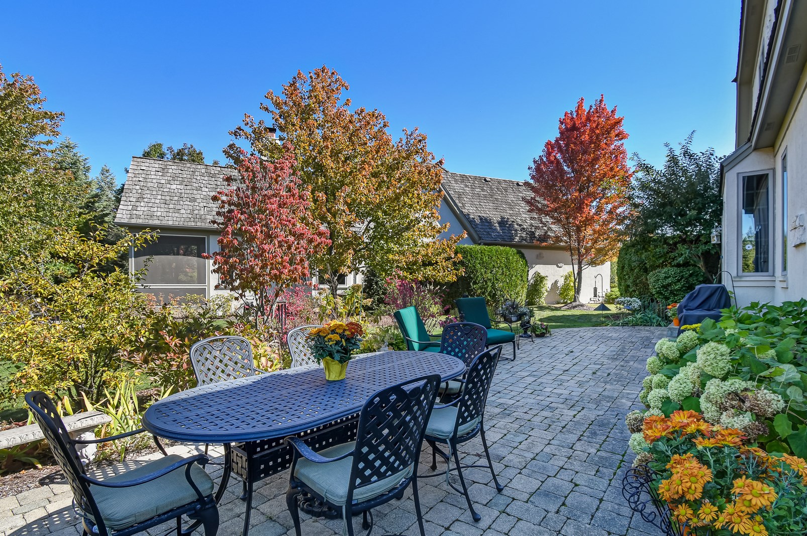 13 Forest Gate Cir, Oak Brook, IL 60523-2129
