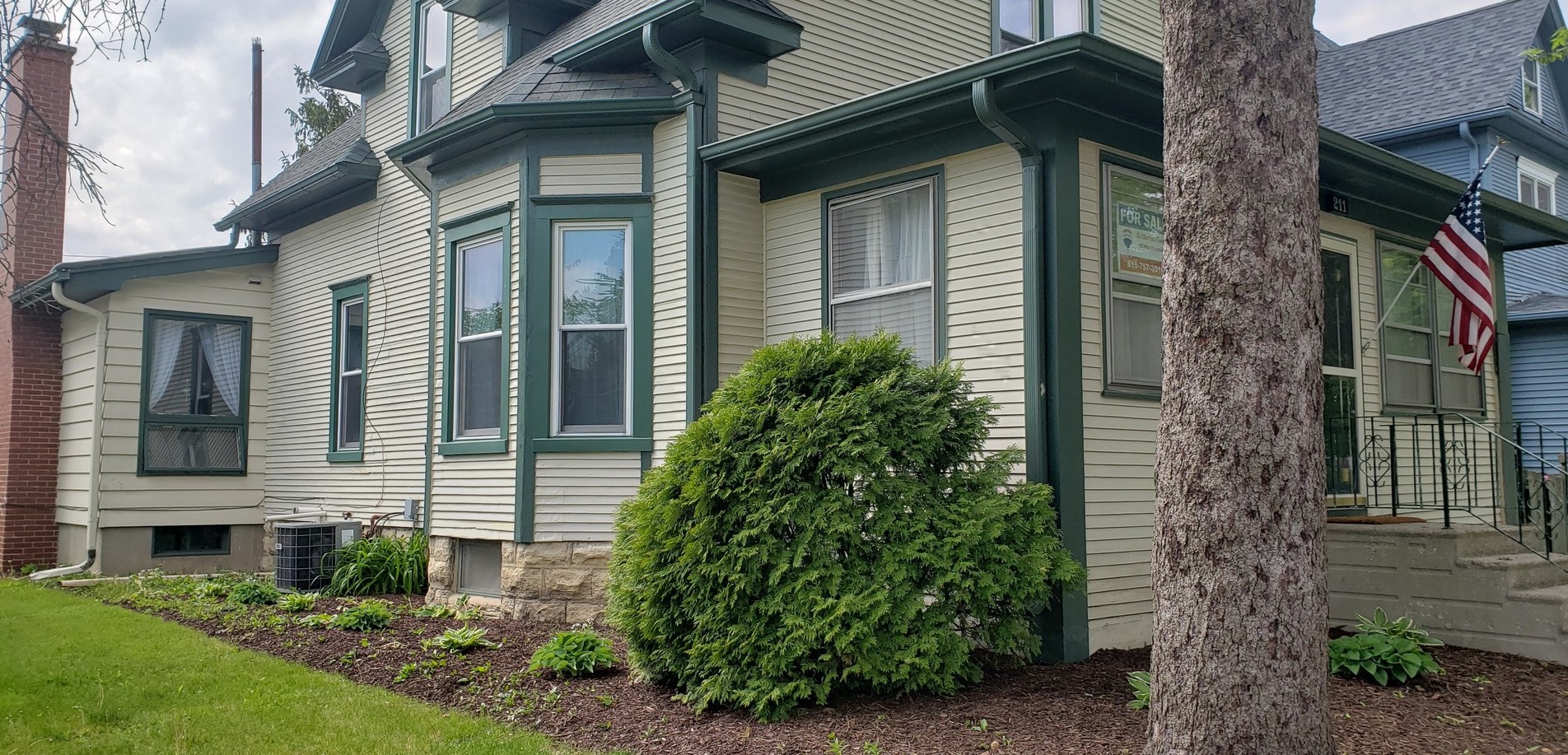 211 Maplewood Ave, Dekalb, IL 60115-4207