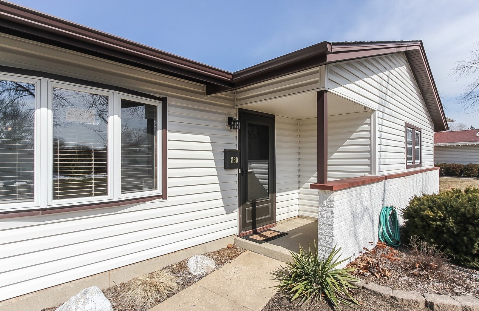 830 Duxbury Ln, Schaumburg, IL 60193-2672