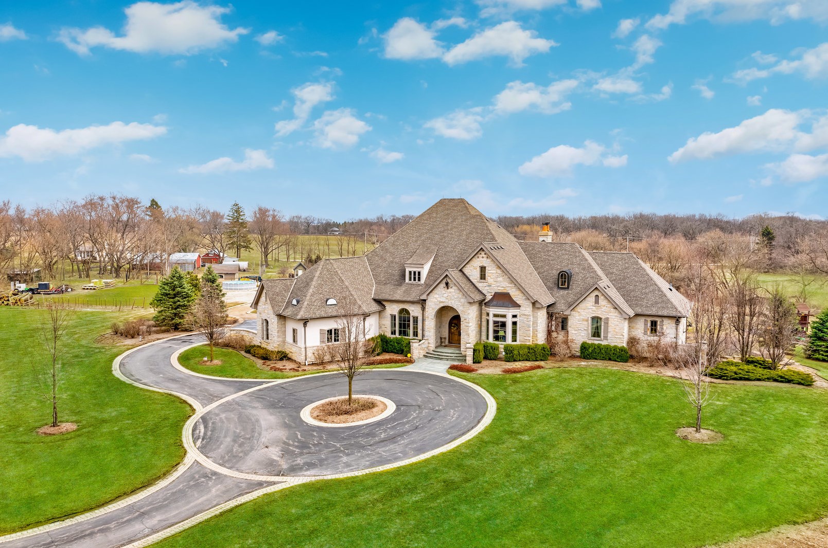 2641 Sanctuary Ln, Spring Grove, IL 60081