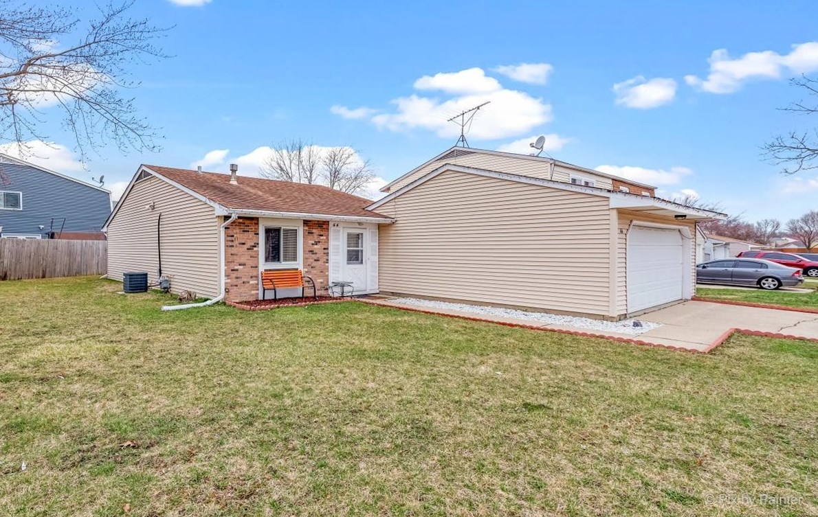 44 Village Ct, Hoffman Estates, IL 60120-4531