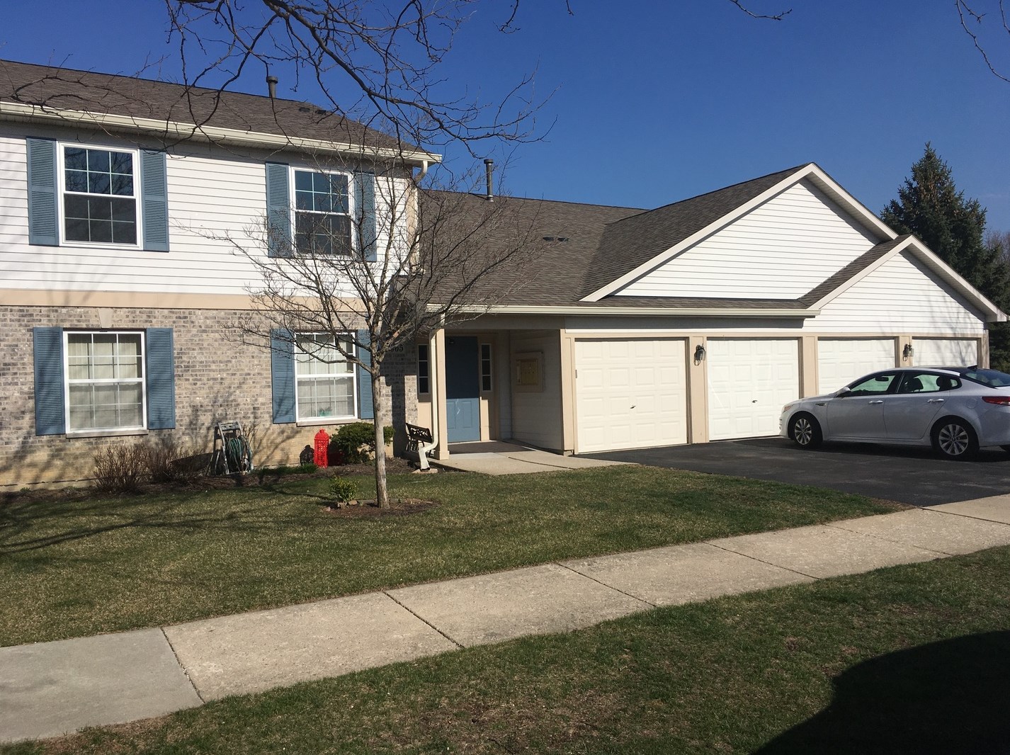 1065 Village Dr, Volo, IL 60073-2493
