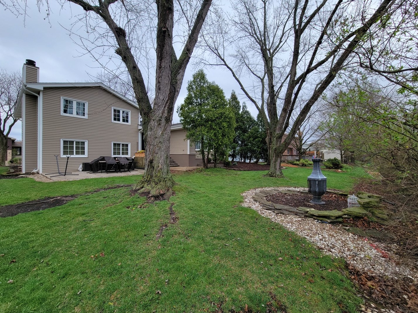 650 Devonshire Ln, Wheaton, IL 60189-7603