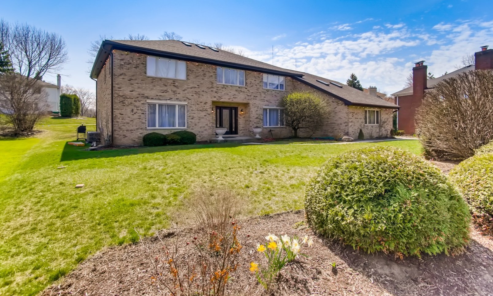 319 Hambletonian Dr, Oak Brook, IL 60523-2619