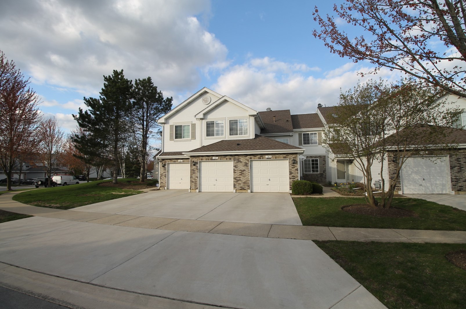 185 Sierra Pass Dr, Schaumburg, IL 60194-4976