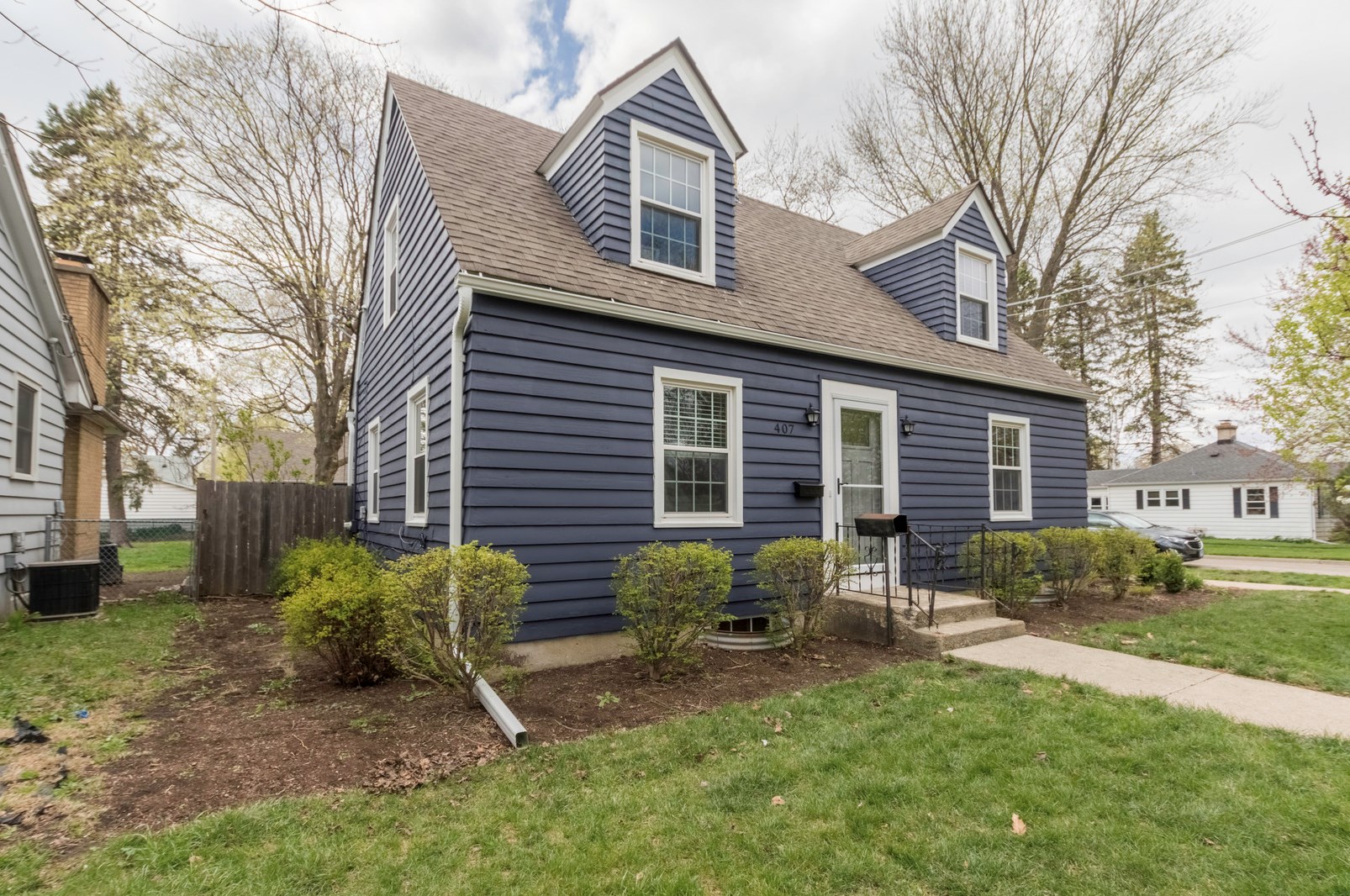 407 Elmwood Dr, Aurora, IL 60506-3722