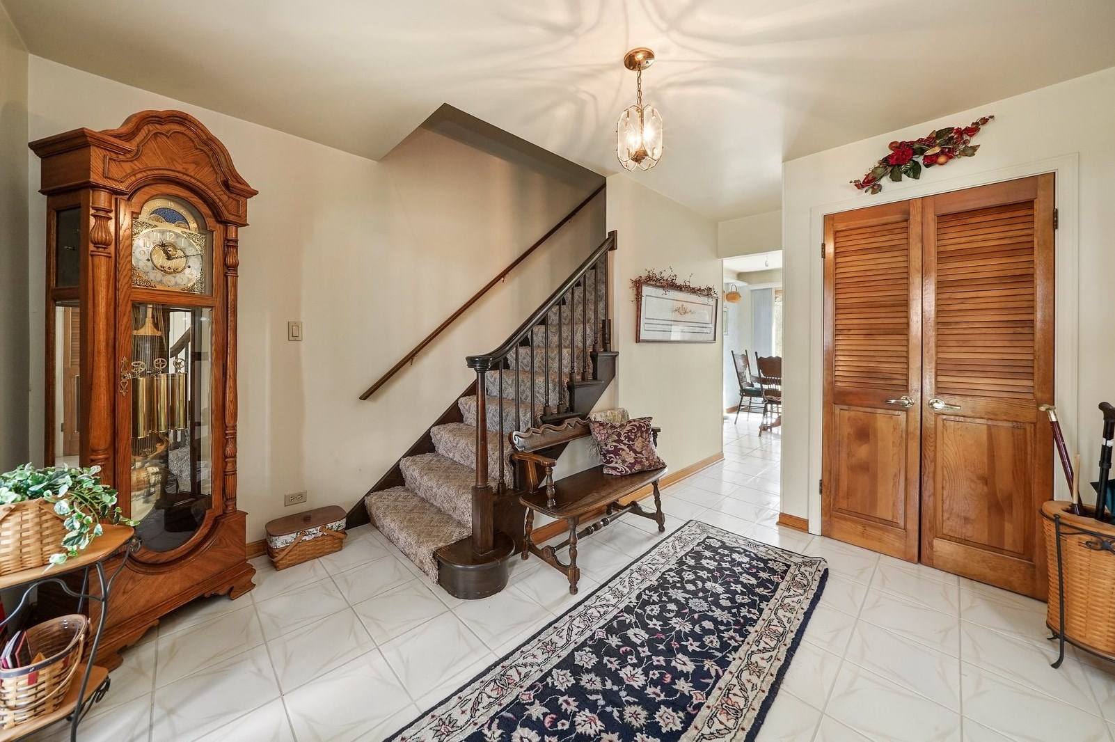 4121 Roslyn Rd, Downers Grove, IL 60515-2317