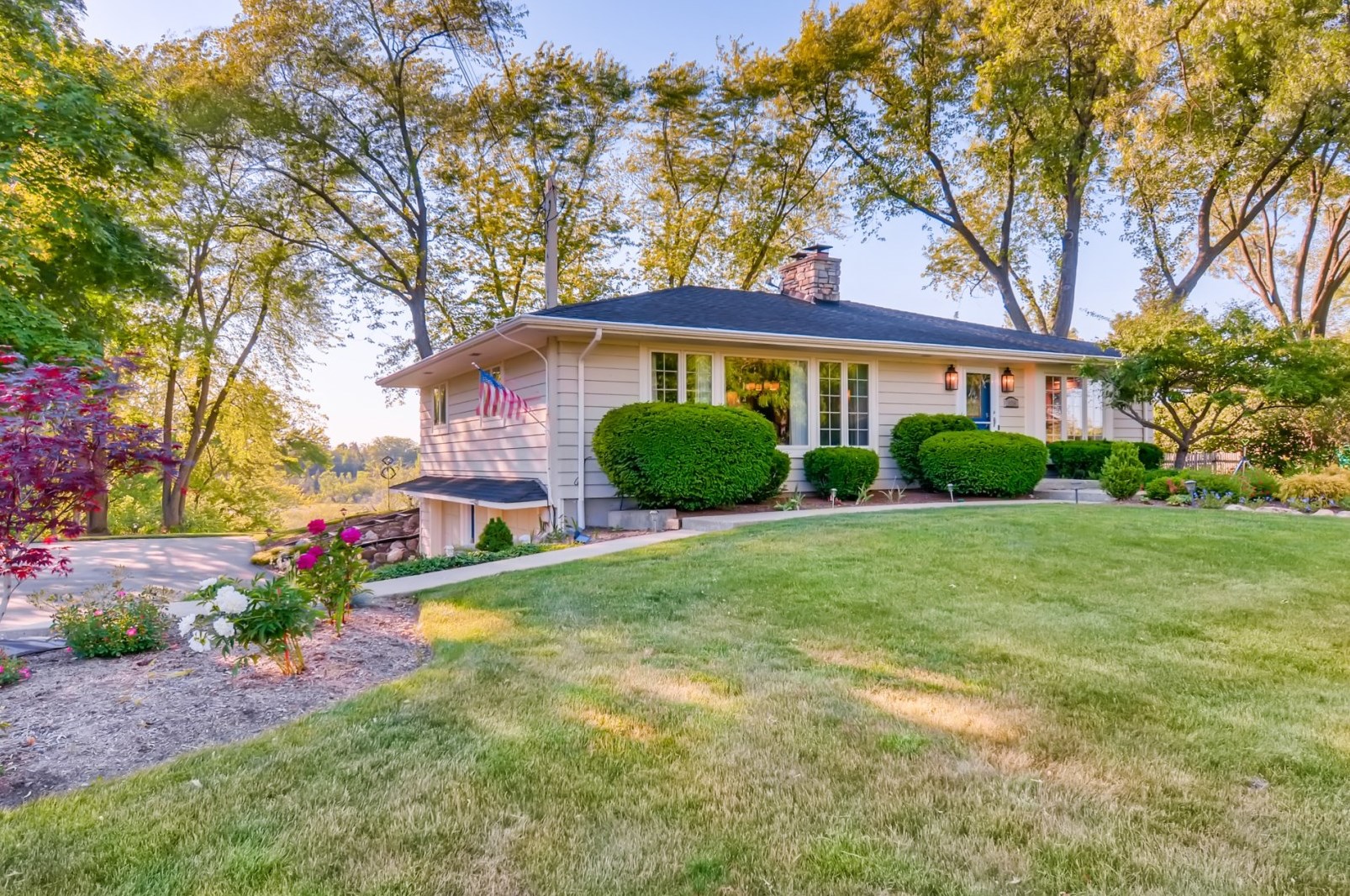 24264 Grandview Dr, Hoffman Estates, IL 60010-1737