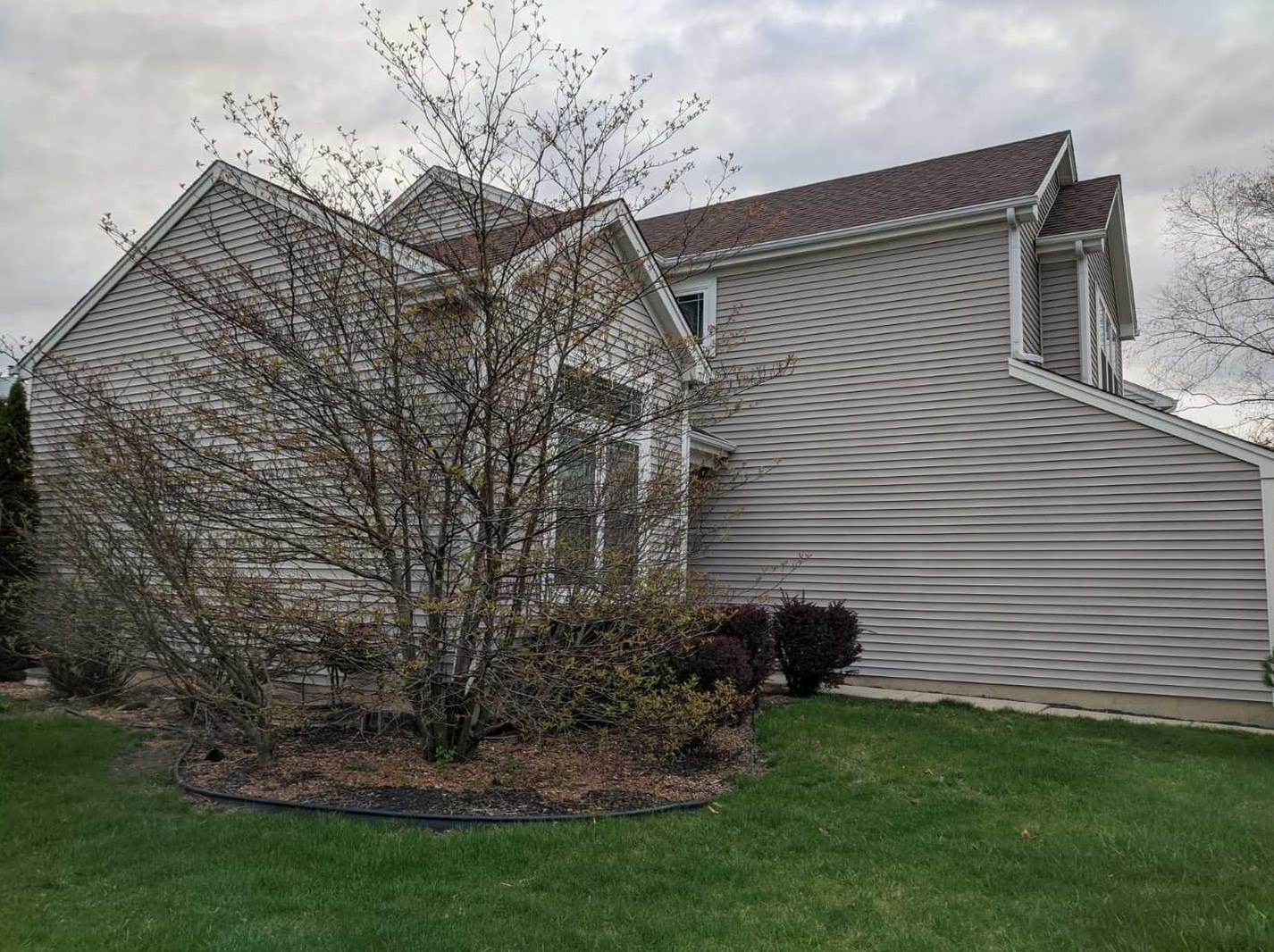 221 Wildflower Ln, Volo, IL 60073-4935