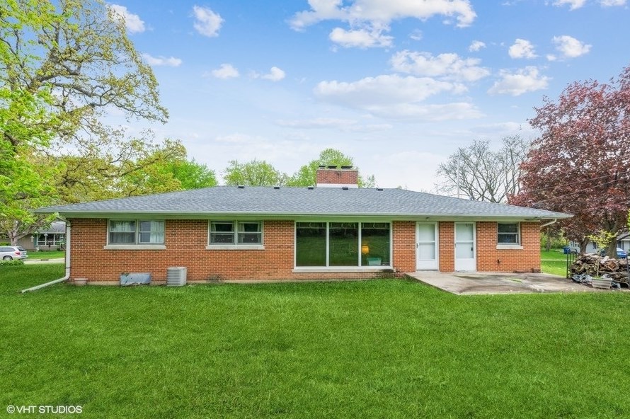 130 Knollwood Dr, Dekalb, IL 60115-1912