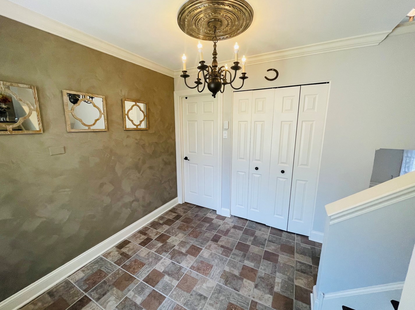 580 Edgemont Ln, Hoffman Estates, IL 60169-4839