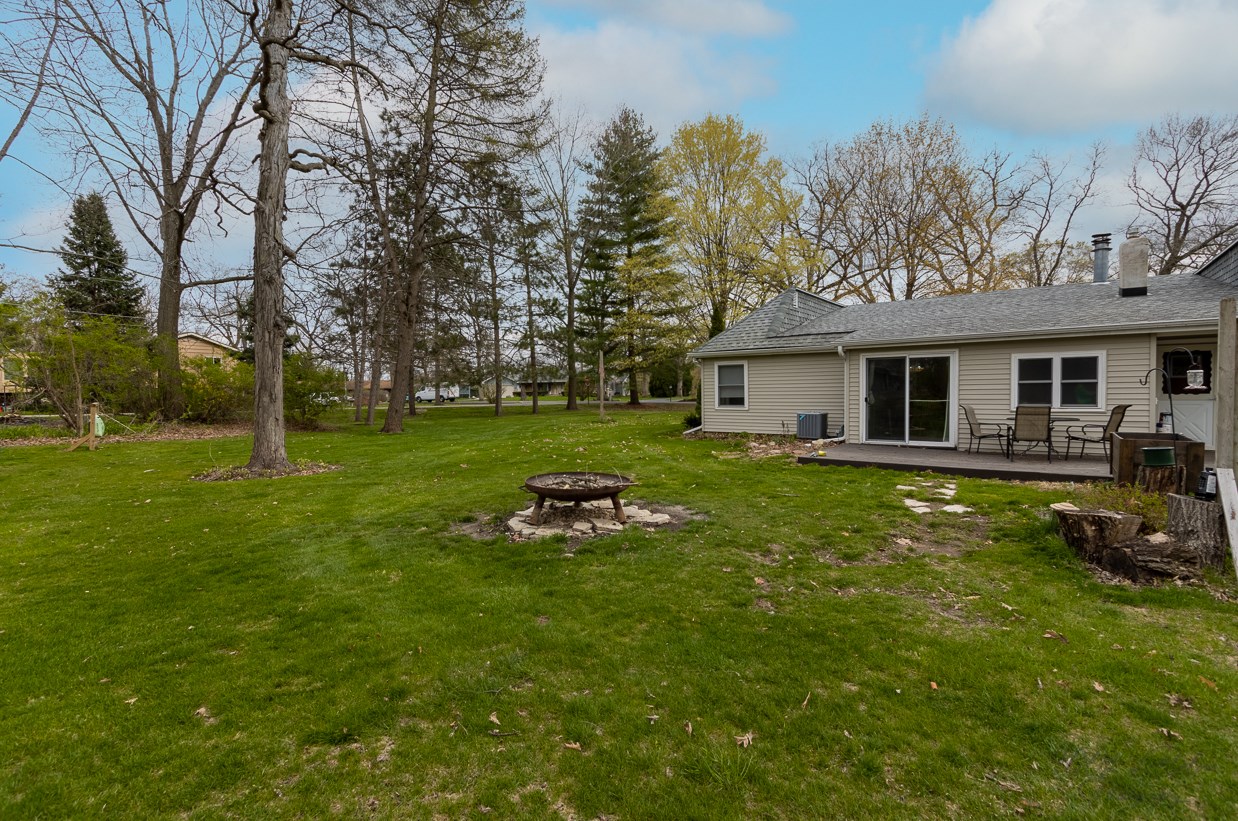1208 Park Ln, Spring Grove, IL 60081