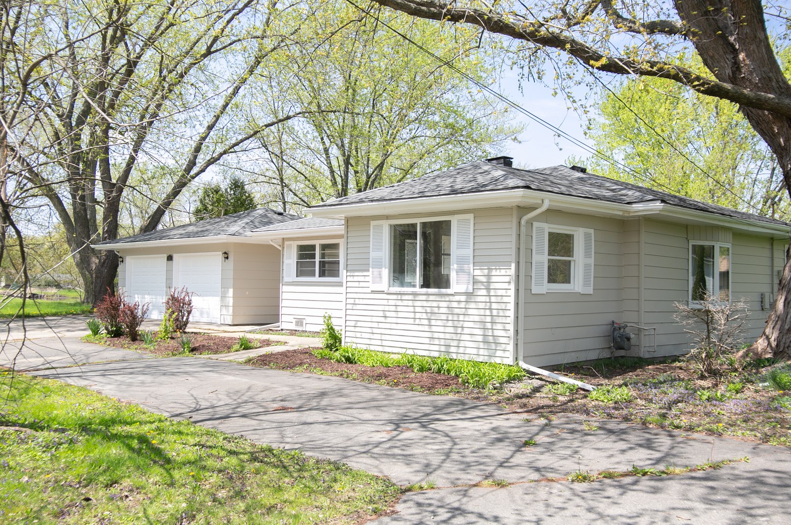 208 Sydenham St, Spring Grove, IL 60081