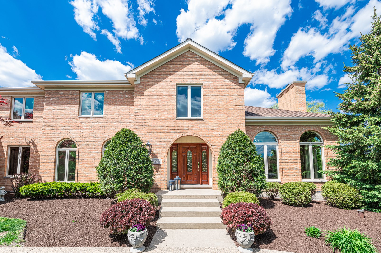 1520 Galloway Dr, Hoffman Estates, IL 60010-5715