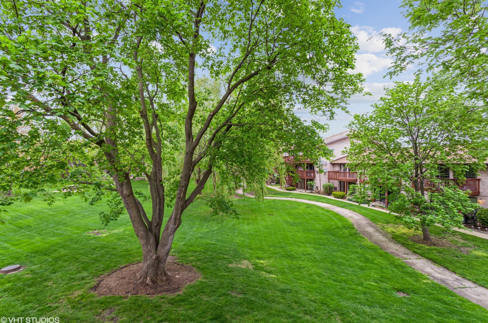 2208 Arbor Cir, Downers Grove IL  60515-2524 exterior