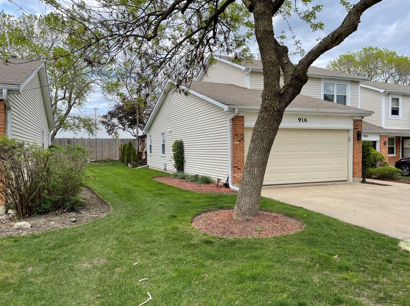 916 Longboat Ln, Schaumburg, IL 60194-1319