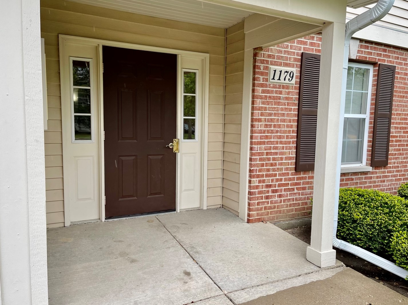 1179 Village Dr, Volo, IL 60073-2497