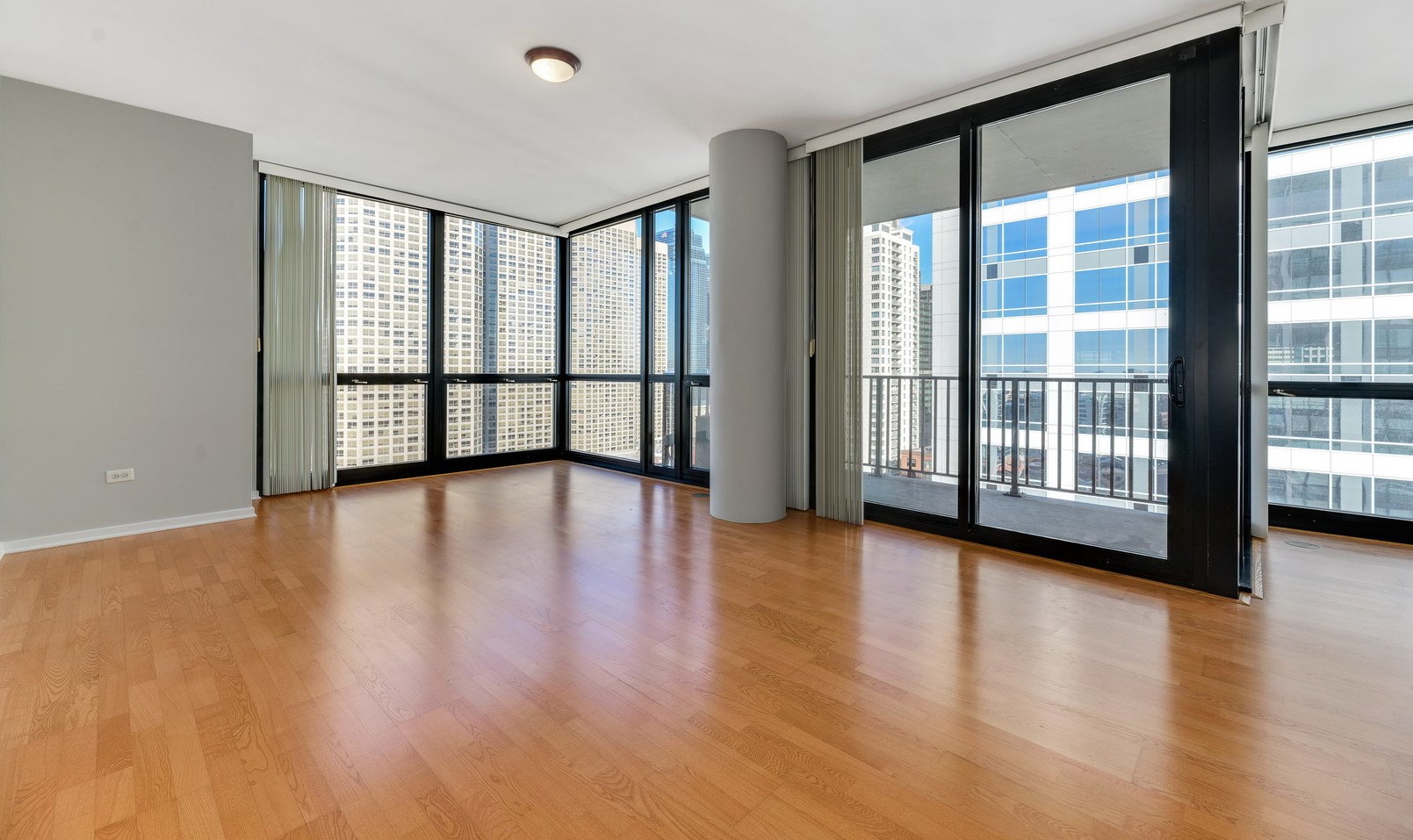 210 S Desplaines St #1701, Chicago, IL 60661