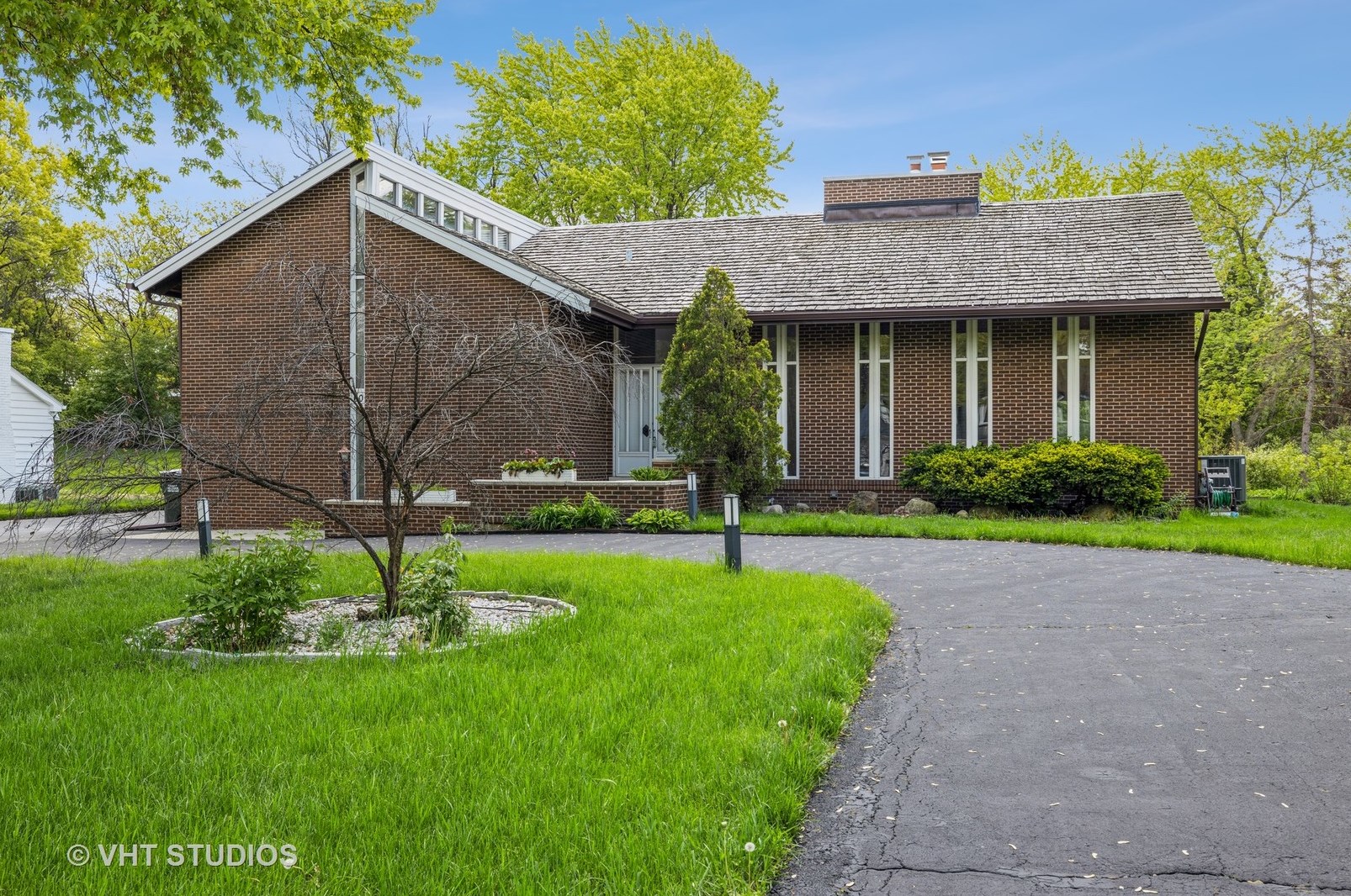60 Sheffield Ln, Oak Brook, IL 60523