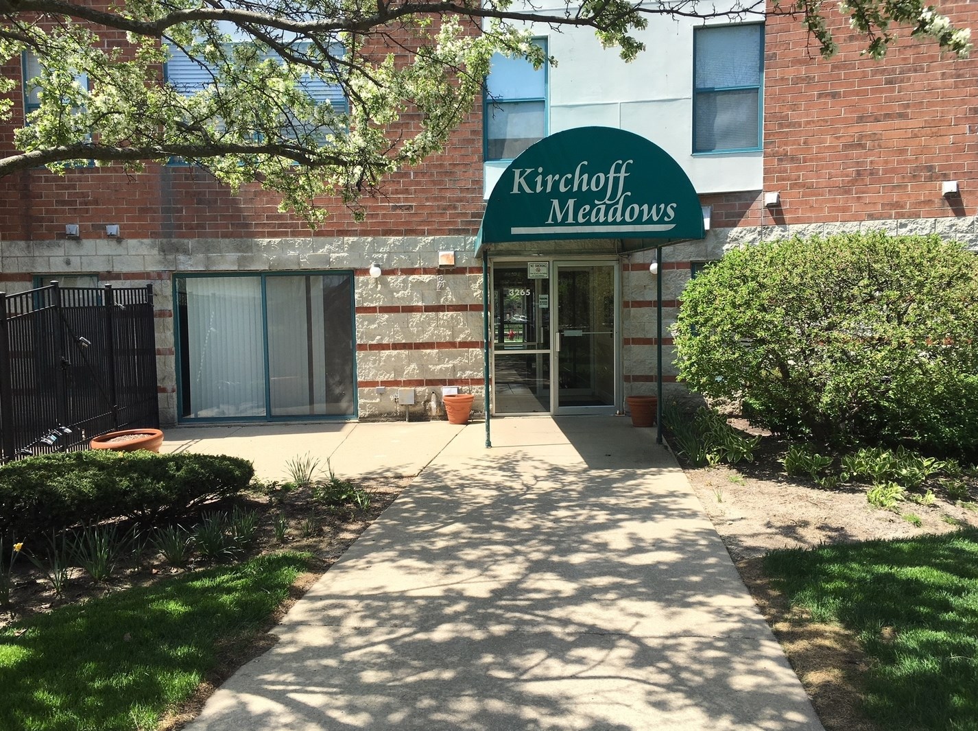 3265 Kirchoff Rd #128, Rolling Meadows, IL 60008