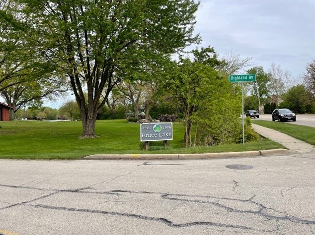 7948 Highland Ave, Downers Grove, IL 60516-4328