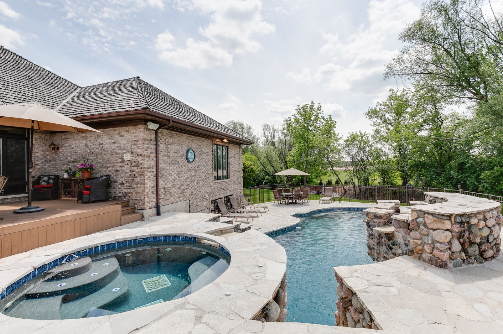 14 Farmington Rd, Hoffman Estates, IL 60010-6160