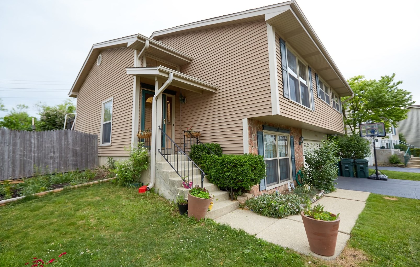 2028 Huttner Ct, Hoffman Estates, IL 60169-1039