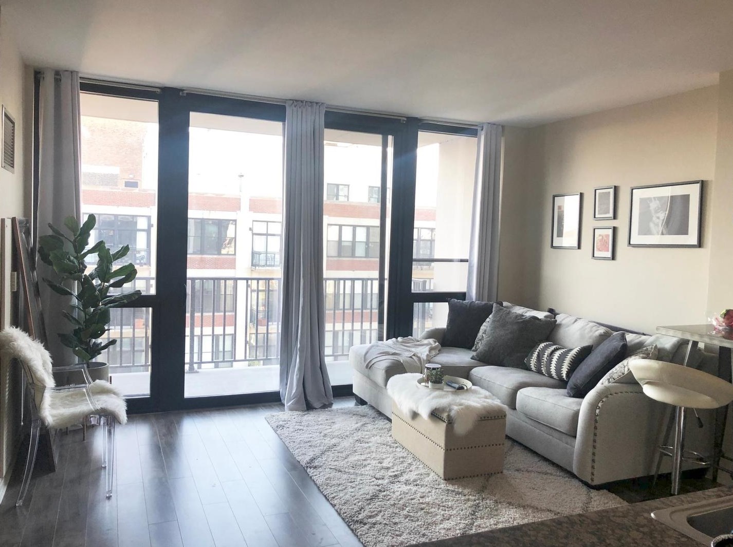 210 S Desplaines St #1408, Chicago, IL 60661