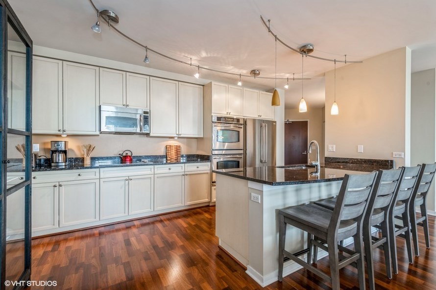 807 Davis St #1501, Evanston, IL 60201