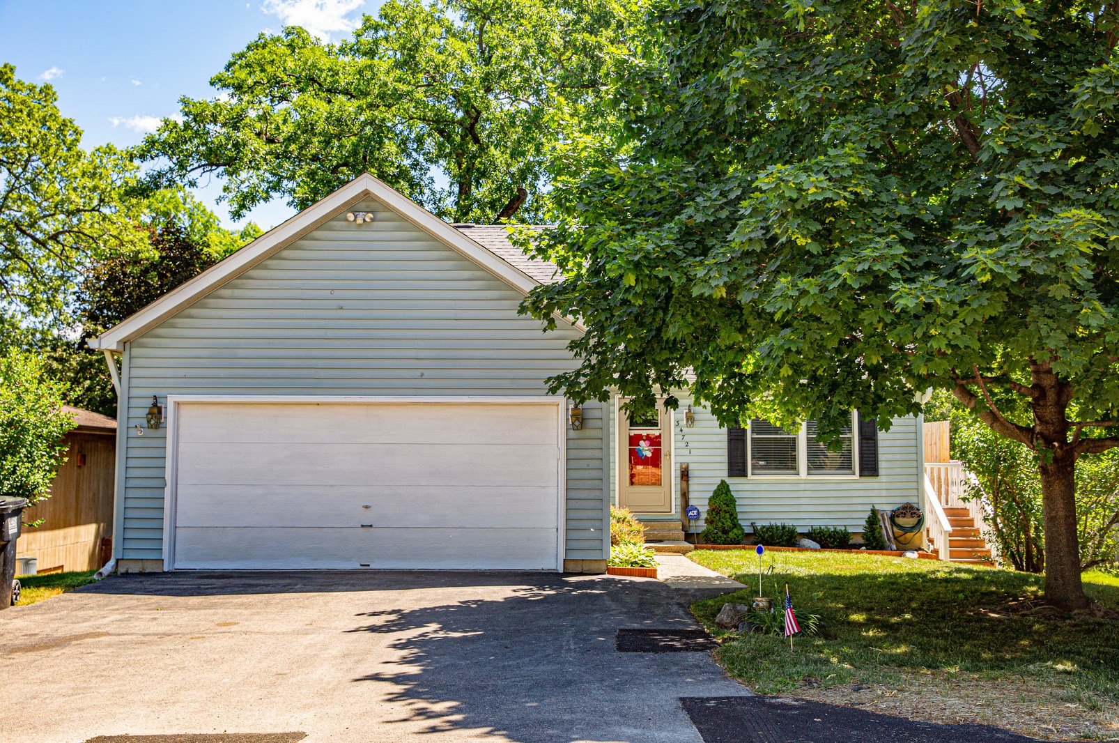 34721 Peterson Ave, Volo, IL 60041-9585