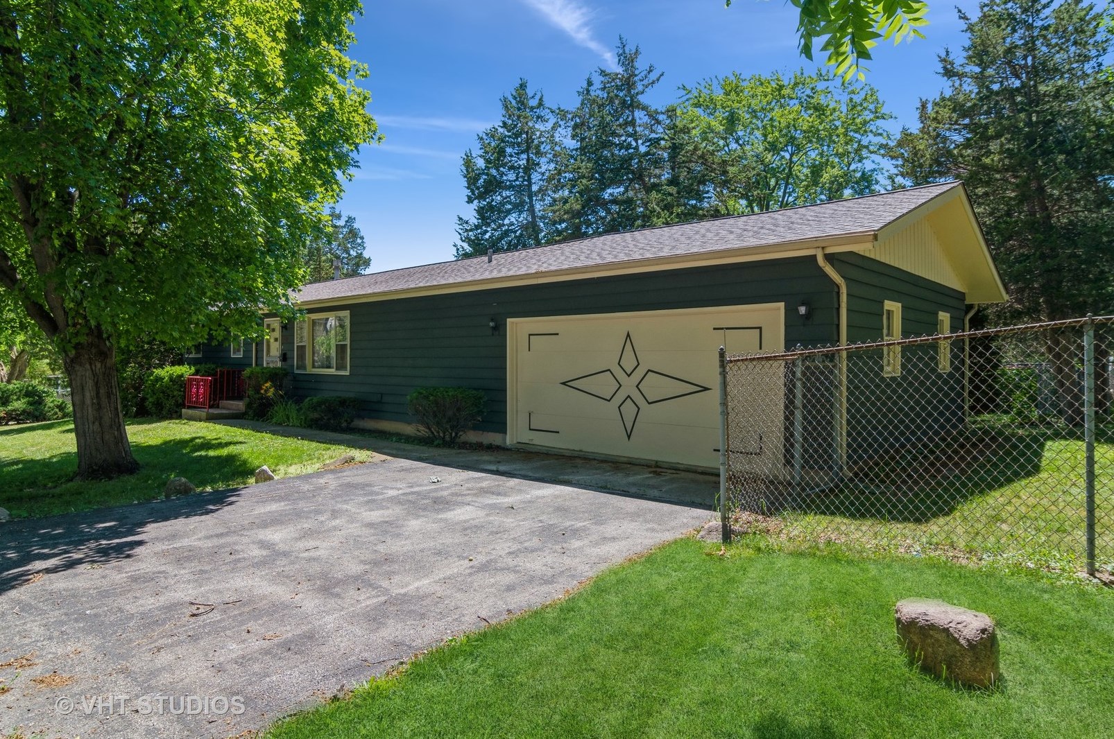 222 3rd St, Elburn, IL 60119-8919