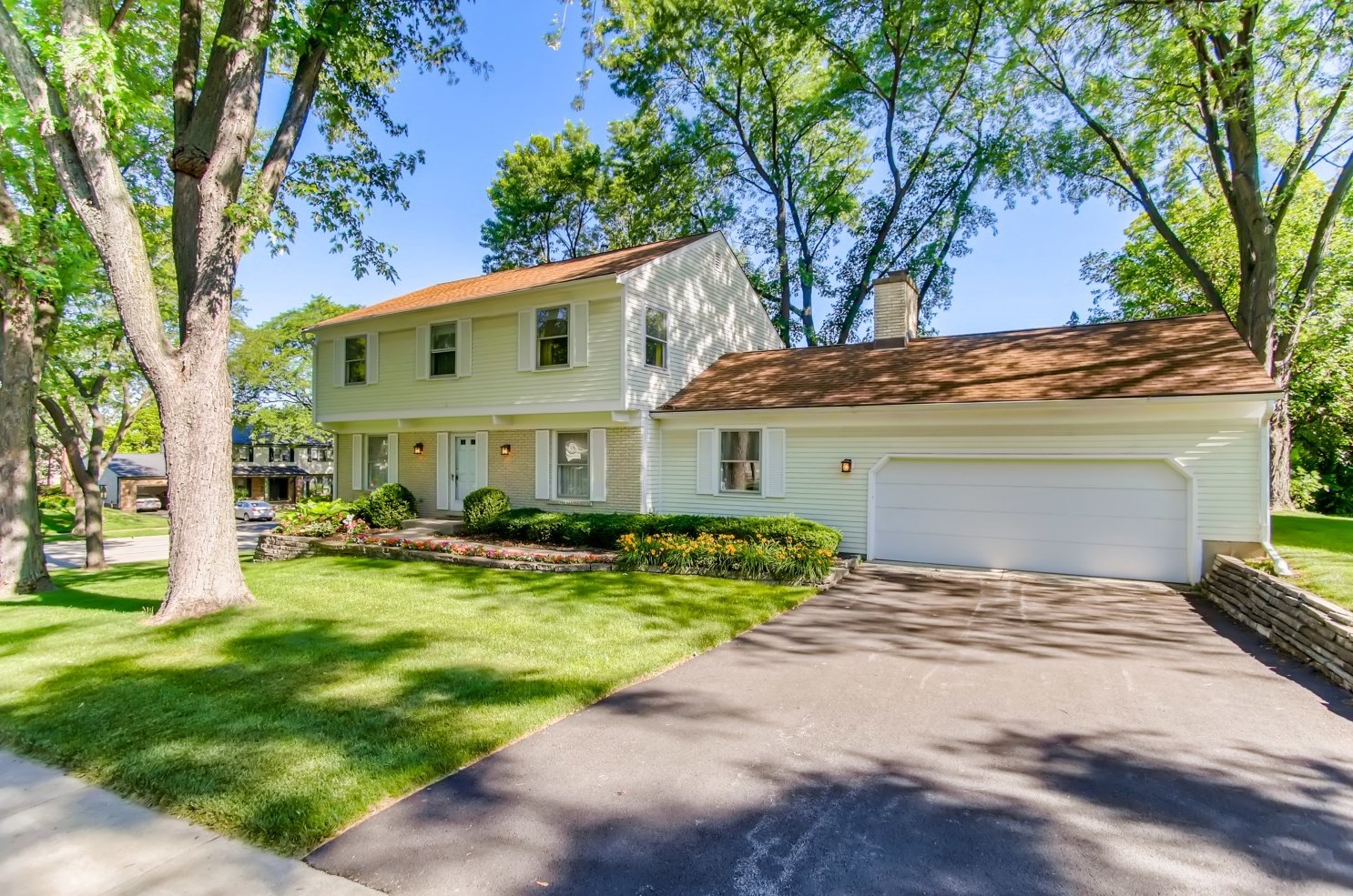 1580 Almond Ct, Downers Grove, IL 60515-1340