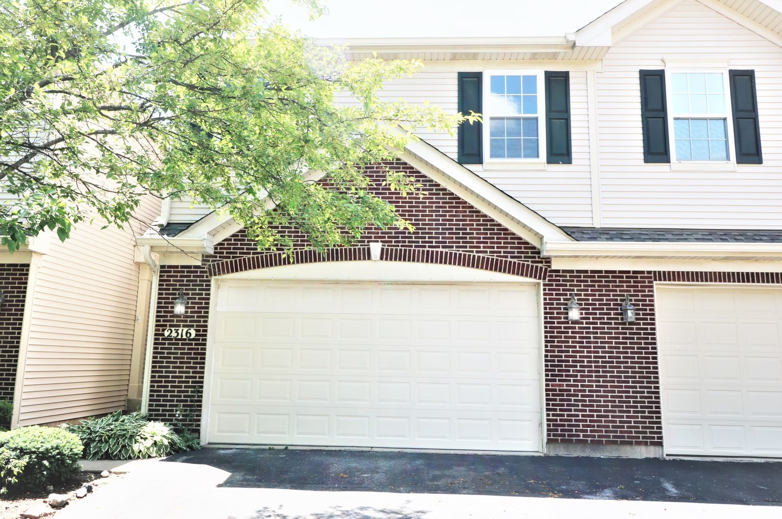 2316 Sandy Creek Dr, Hoffman Estates, IL 60102