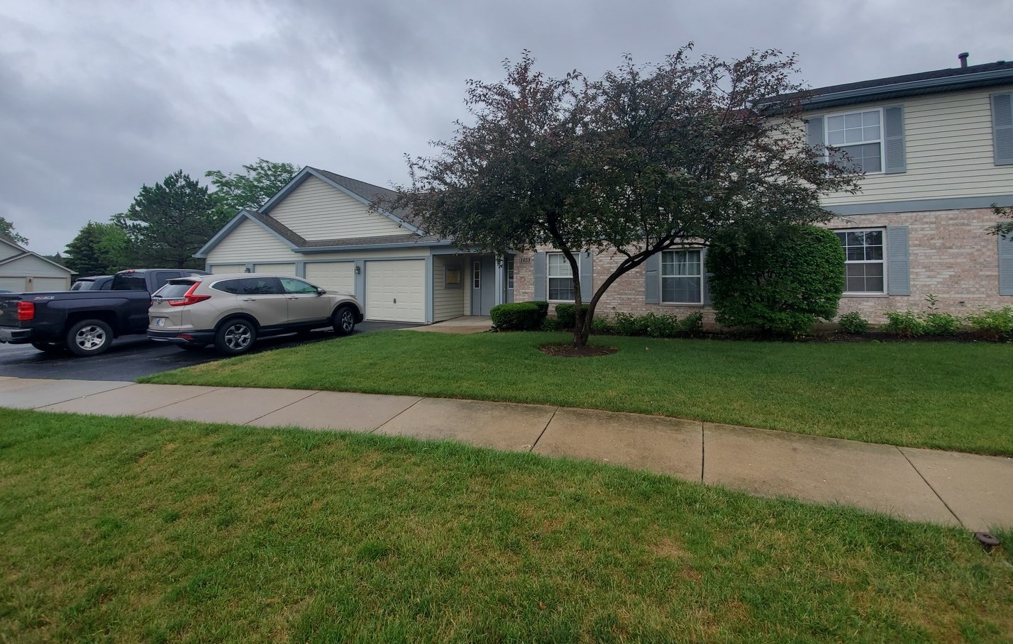 1053 Village Dr, Volo, IL 60073-2493