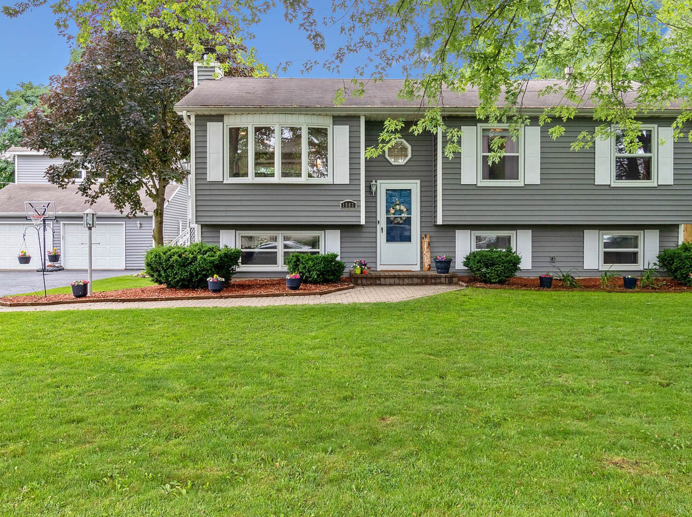 1903 Fairfield Rd, Volo, IL 60046
